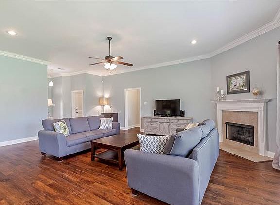 5th image of 955 Woodsprings Ct