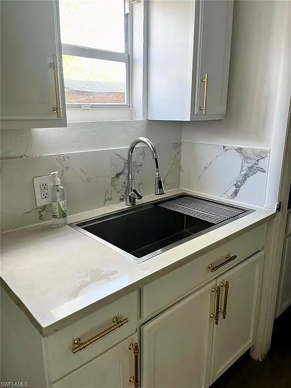 3 bed, 2.0 bath, 1060 sqft, $2,000 — Photo 2