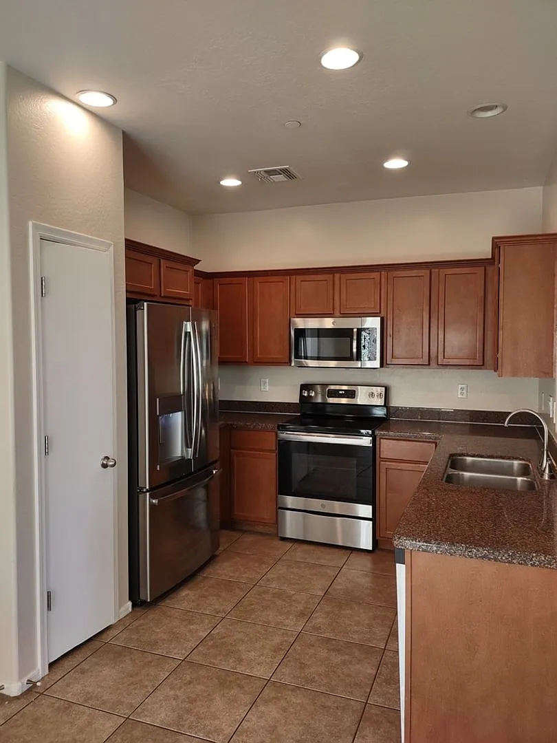 Charming 3 Bedroom, 2 Bath Home in Avondale — Photo 4
