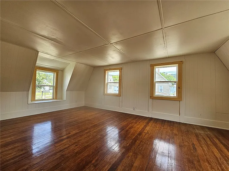 207 East Ave — Photo 5