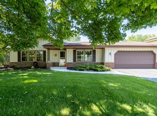 N24W22335 Ridgewood Ln, Waukesha, WI 53186
