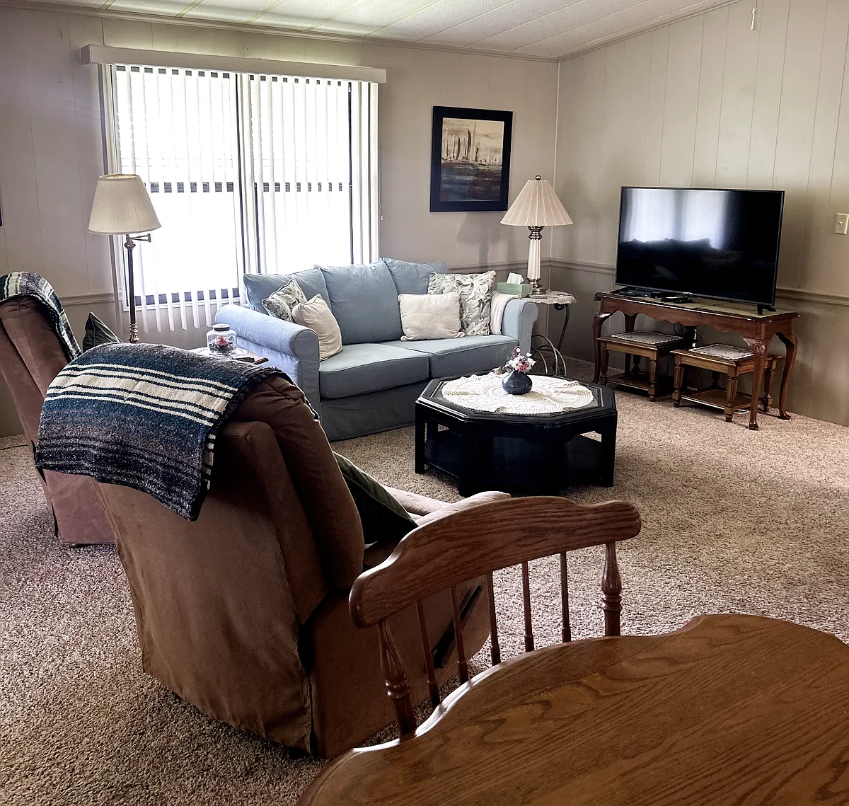 Large family room with pull out couch and 2 lazy Boy recliners. - 723 Jason Dr