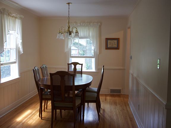 4th image of 4486 Valley View Ave