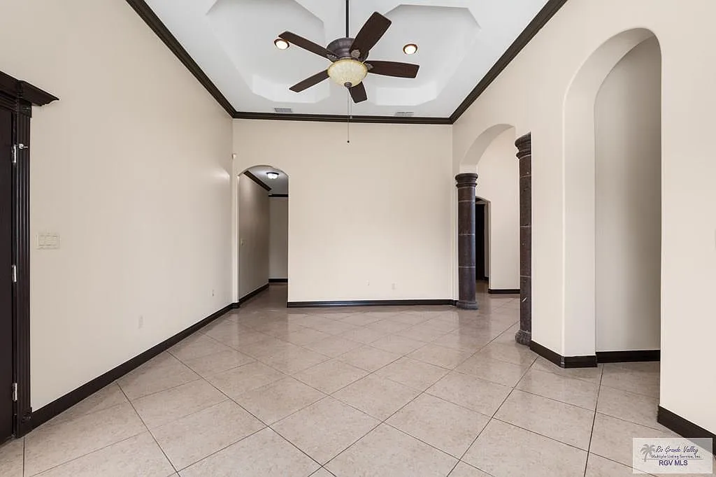 3 bed, 2.0 bath, 1844 sqft, $2,300 — Photo 3
