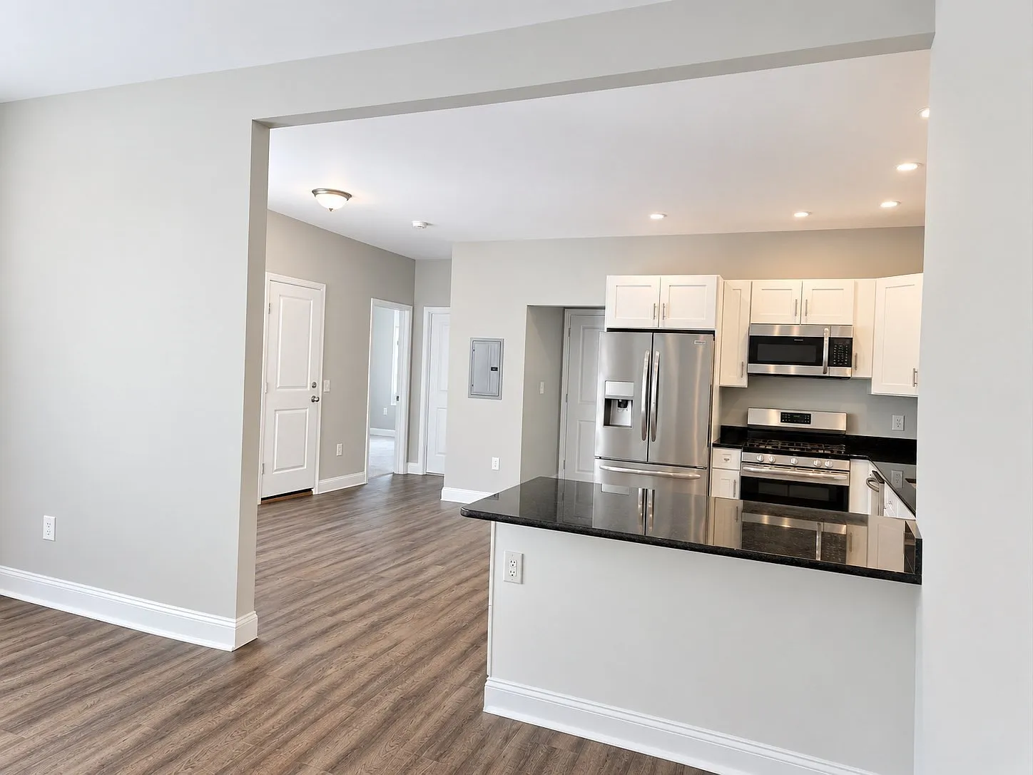 3 bed, 1.0 bath, 1100 sqft, $2,250 — Photo 2