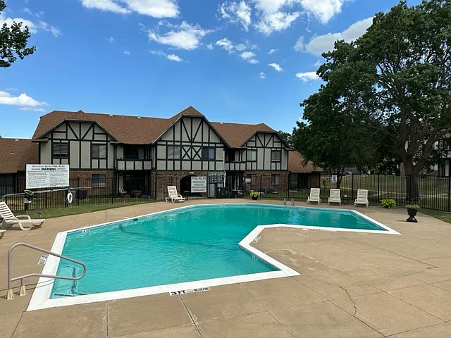 Building Photo - 4530 Lake Shore Dr #6
