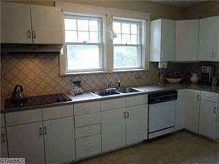 3rd image of 719 Knollwood St