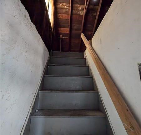 5th image of 910 Edith St