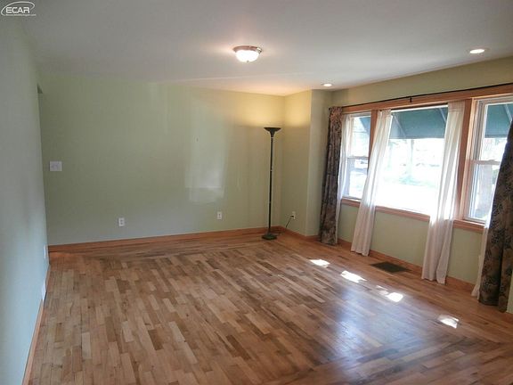 3rd image of 402 N Marquette St