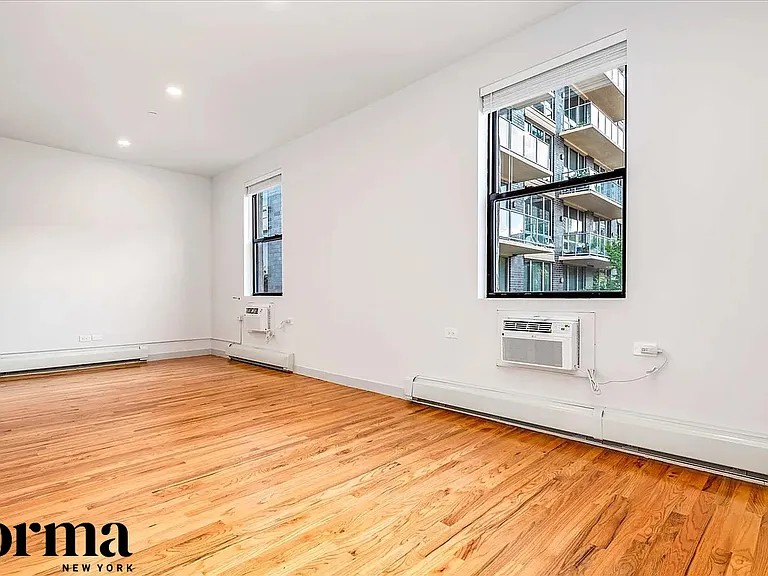 5110 Vernon Blvd #2B — Photo 3