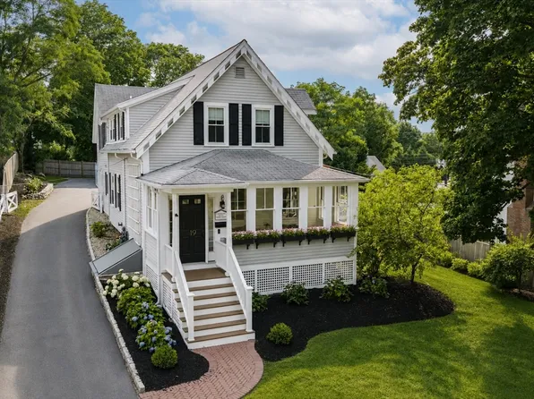 19 Hersey St, Hingham, MA 02043