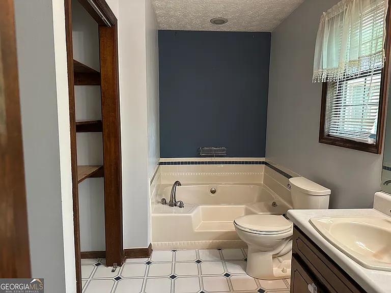 640 Hemphill Rd — Photo 15
