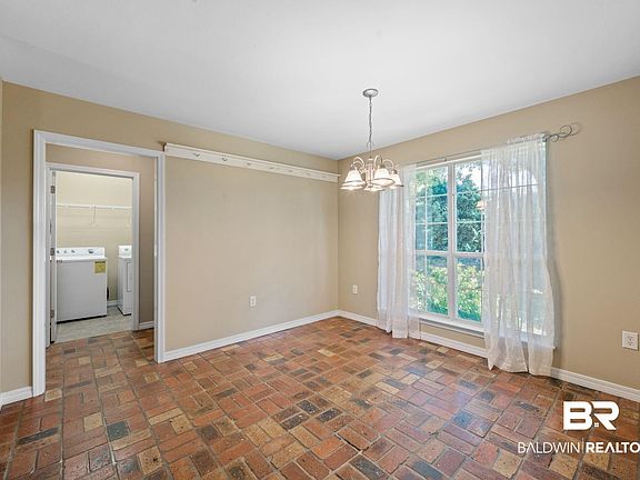 4th image of 16366 Holbrook Ct