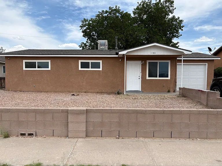 2208 Alamogordo Dr NW — Photo 1
