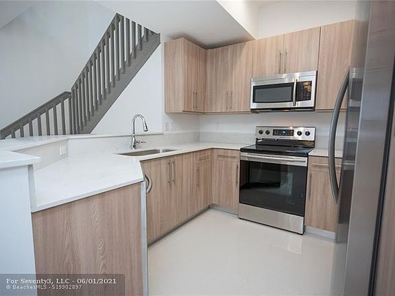 5th image of 180 SE 7th Way #180