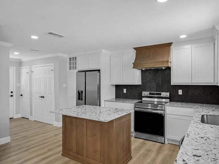 304 N Main St — Photo 8