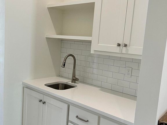 4th image of 100 Belfort Ln