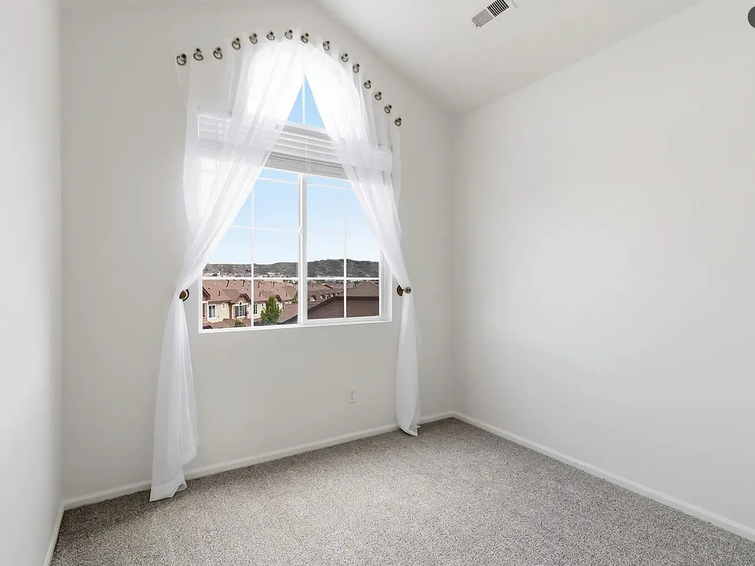 3 bed, 2.5 bath, 1241 sqft, $1,300 — Photo 3