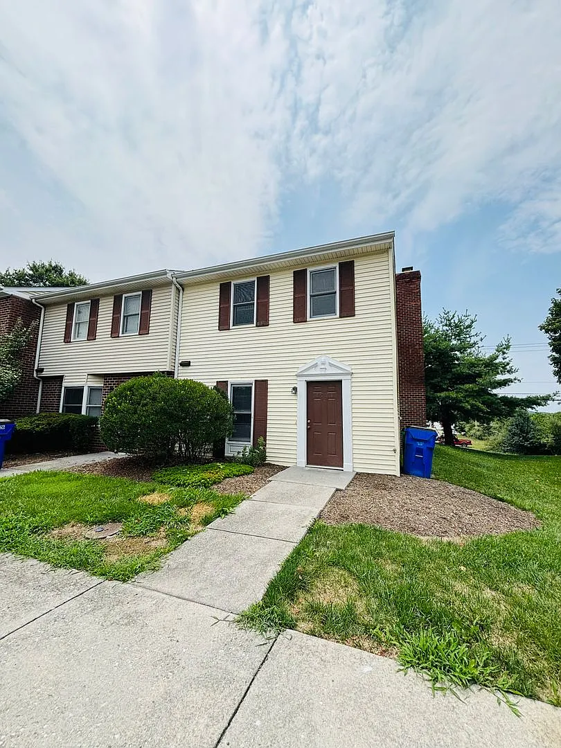3 Bedroom 2.5 Half Bath Townhouse — Photo 3