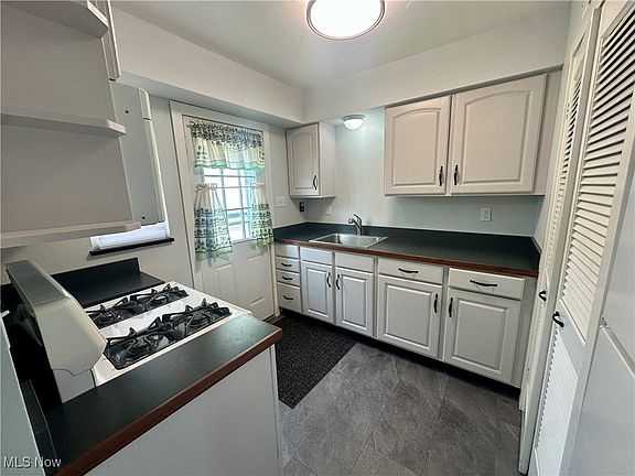 4th image of 215 E 235th St
