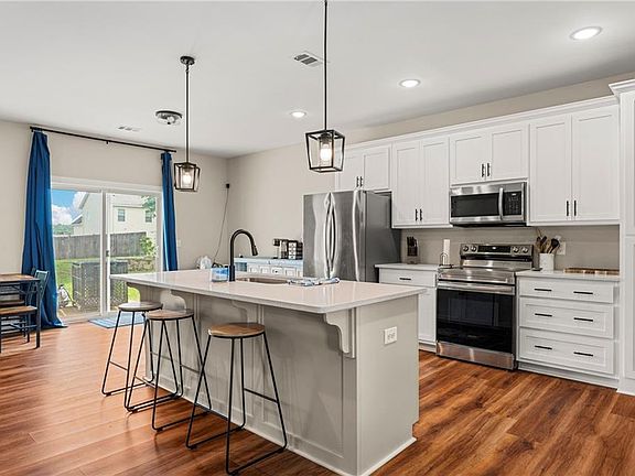 5th image of 121 Blue Spruce Dr