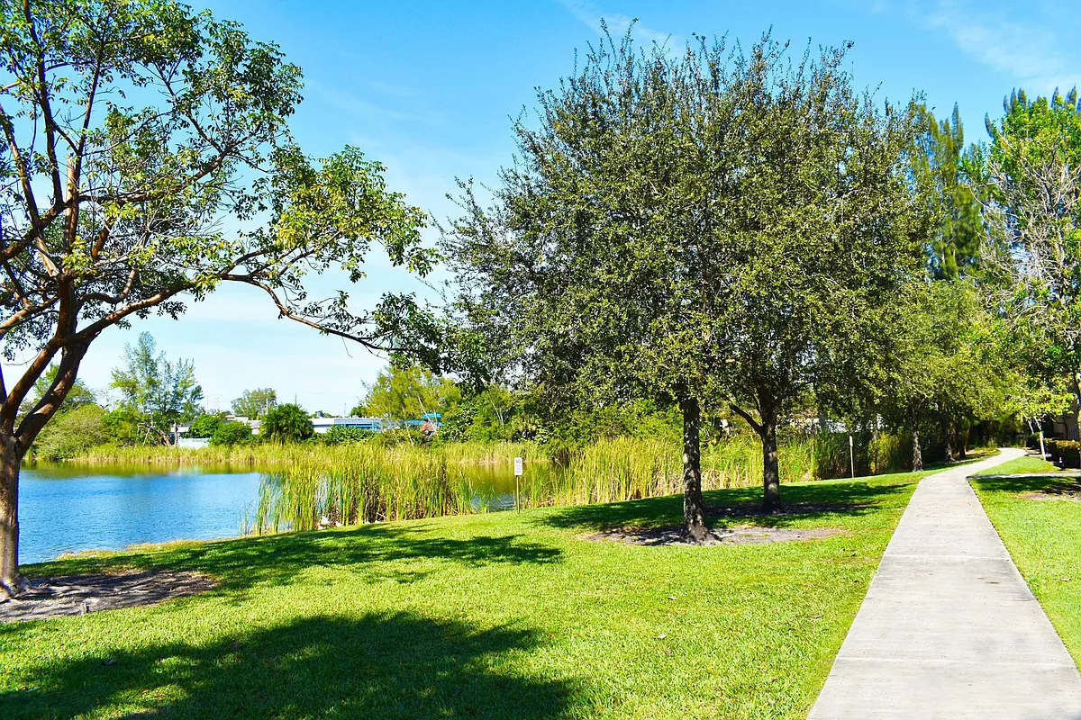Photo 2 of 16 - Sunshine Lakes Apartments - Miami, FL Gorgeous Lake Views - Sunshine Lakes Apartments