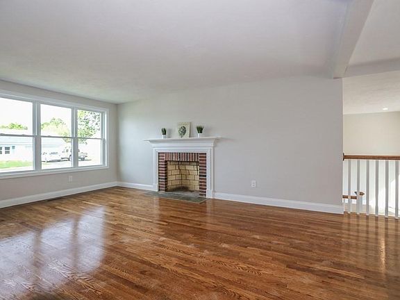 4th image of 72 Crestwood Ln