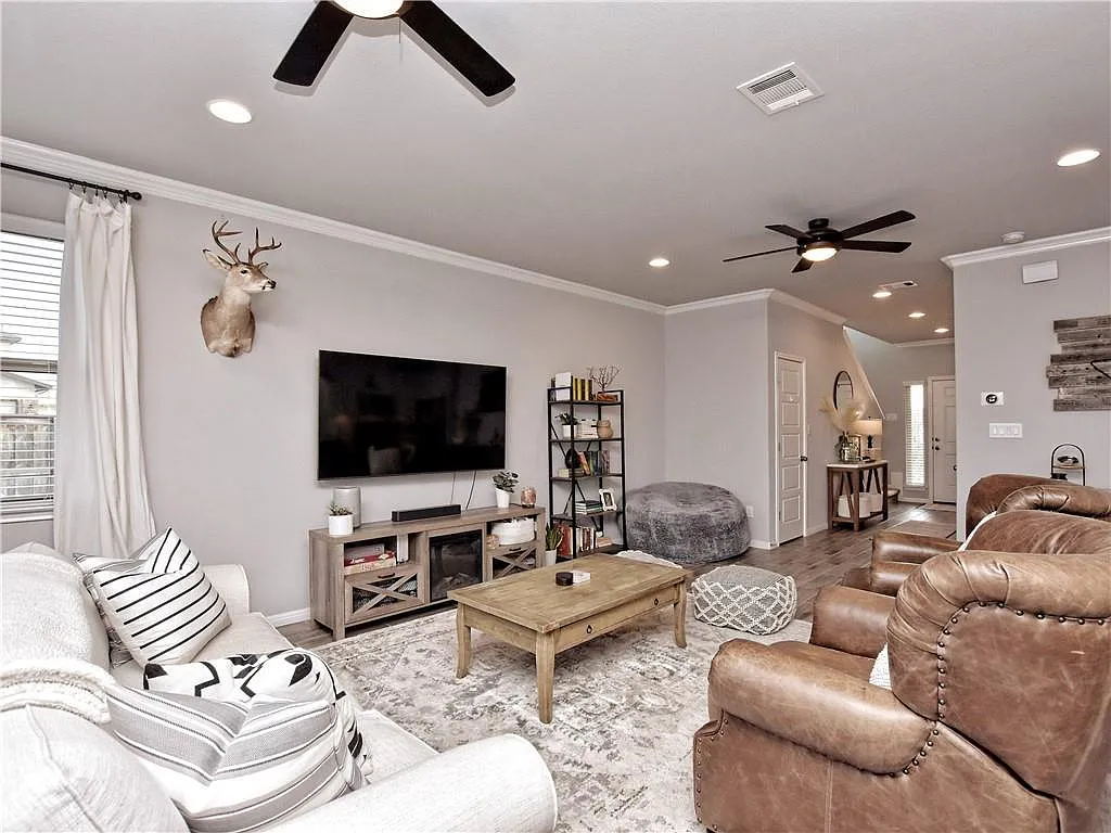 4 bed, 2.5 bath, 2140 sqft, $2,250 — Photo 4