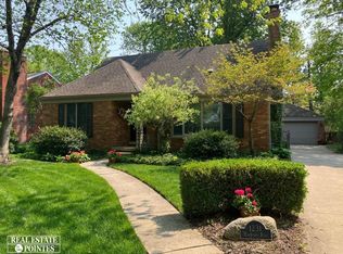 1231 Hawthorne Rd, Grosse Pointe Woods, MI 48236