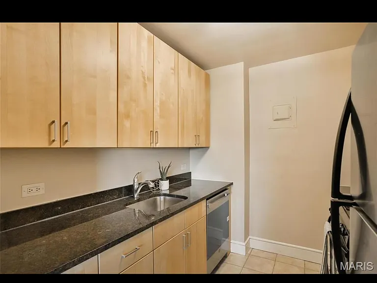 210 N 17th St #411 — Photo 3