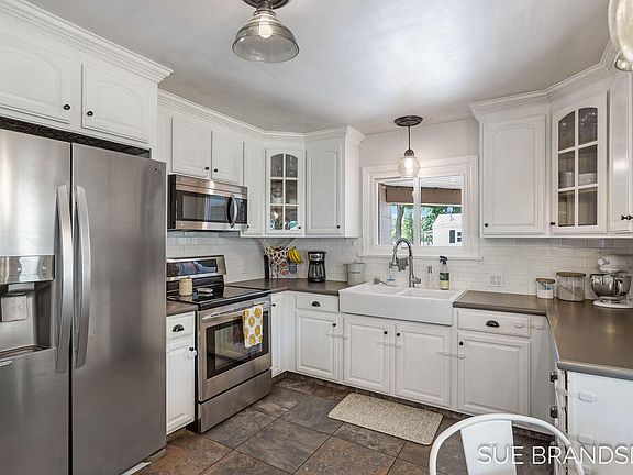 3rd image of 107 E 35th St