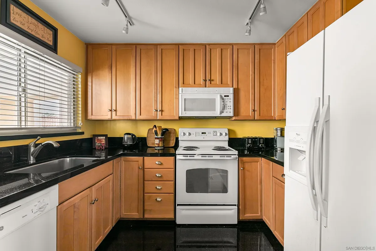Building Photo - 2530 Clairemont Dr #206