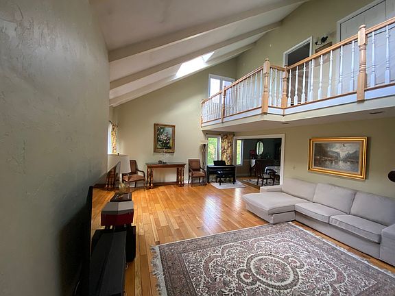 4th image of 23 Hunting Ln