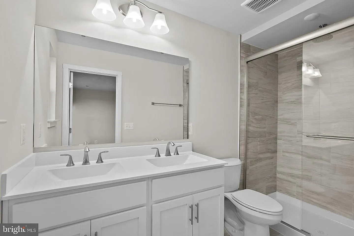 4 bed, 2000 sqft, $2,299 — Photo 3