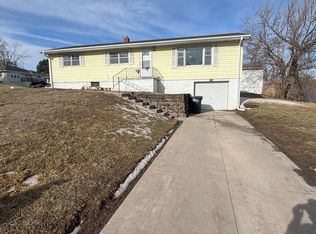 7748 Richmond Dr, Omaha, NE 68134