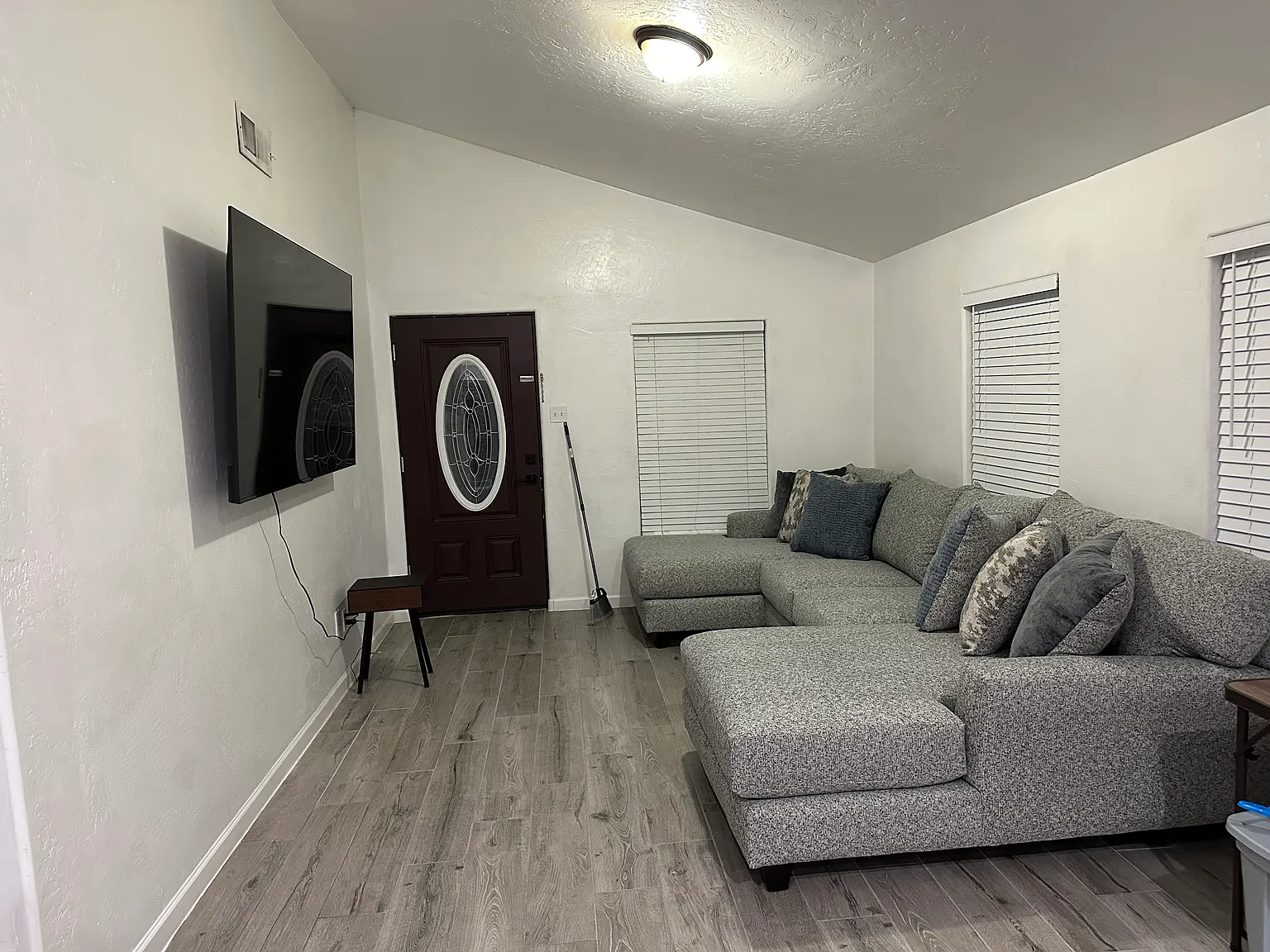 2 bed, 720 sqft, $900 — Photo 2