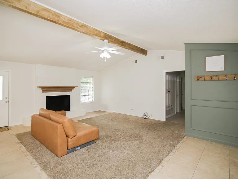413 Woodway Ln — Photo 3