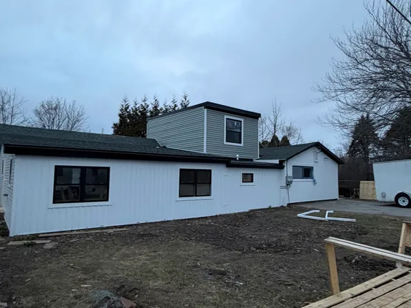 142 Honeyman Ave #1, Middletown, RI 02842