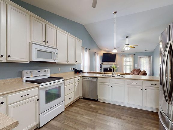 4th image of 111 Lakeside Green Drive