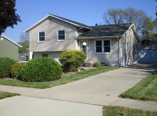 912 Orchard Dr, Cedar Falls, IA 50613