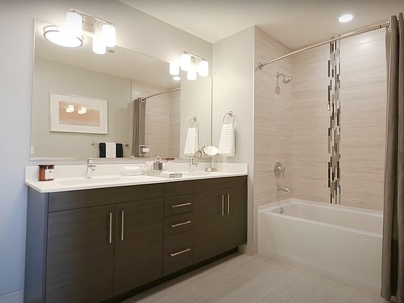 5th image of 917 N Orleans St #612