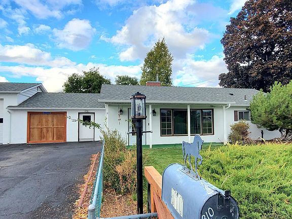 3rd image of 810 NE Crest Dr