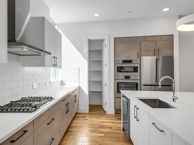 426 W 9th St #108 — Photo 9