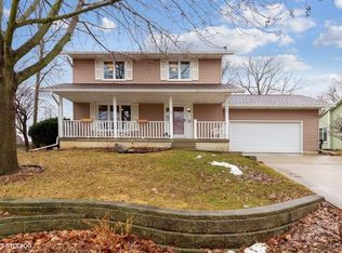 1004 Parkway Ave, Cedar Falls, IA 50613