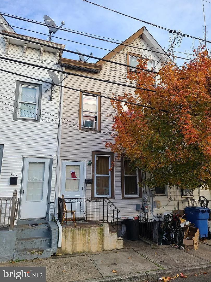 3 bed, 1.0 bath, 1098 sqft, $1,650 — Photo 1