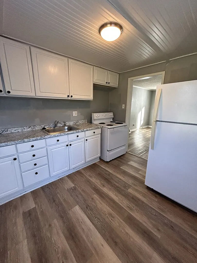 Super Cute & Cozy! Check out this 2br/1ba Single Family Home! — Photo 3