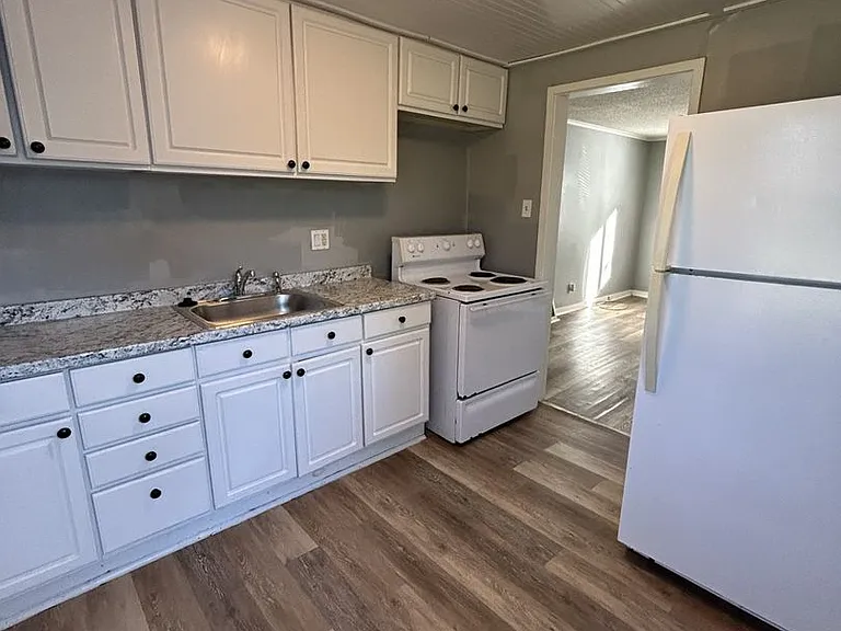 468 Fieldcrest Dr — Photo 3