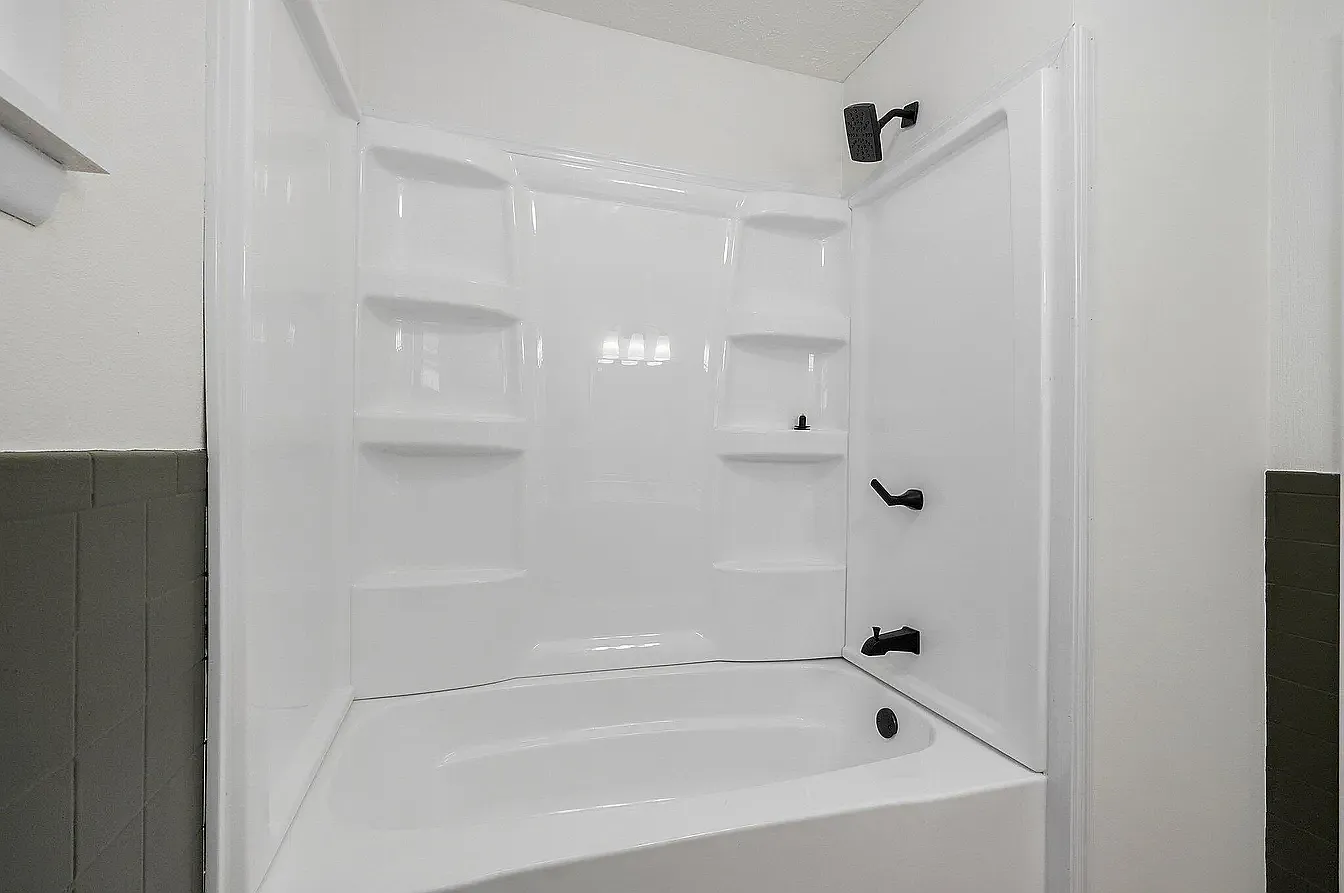 3 bed, 1.5 bath, 1243 sqft, $2,100 — Photo 2