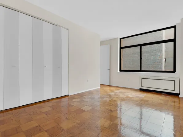 303 East 43rd Street image 6 of 8