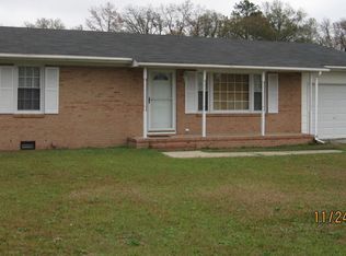 305 Sandclay Dr, Spring Lake, NC 28390